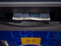 jak wypłacić pieniądze z bankomatu?