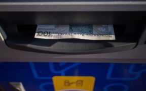 jak wypłacić pieniądze z bankomatu?