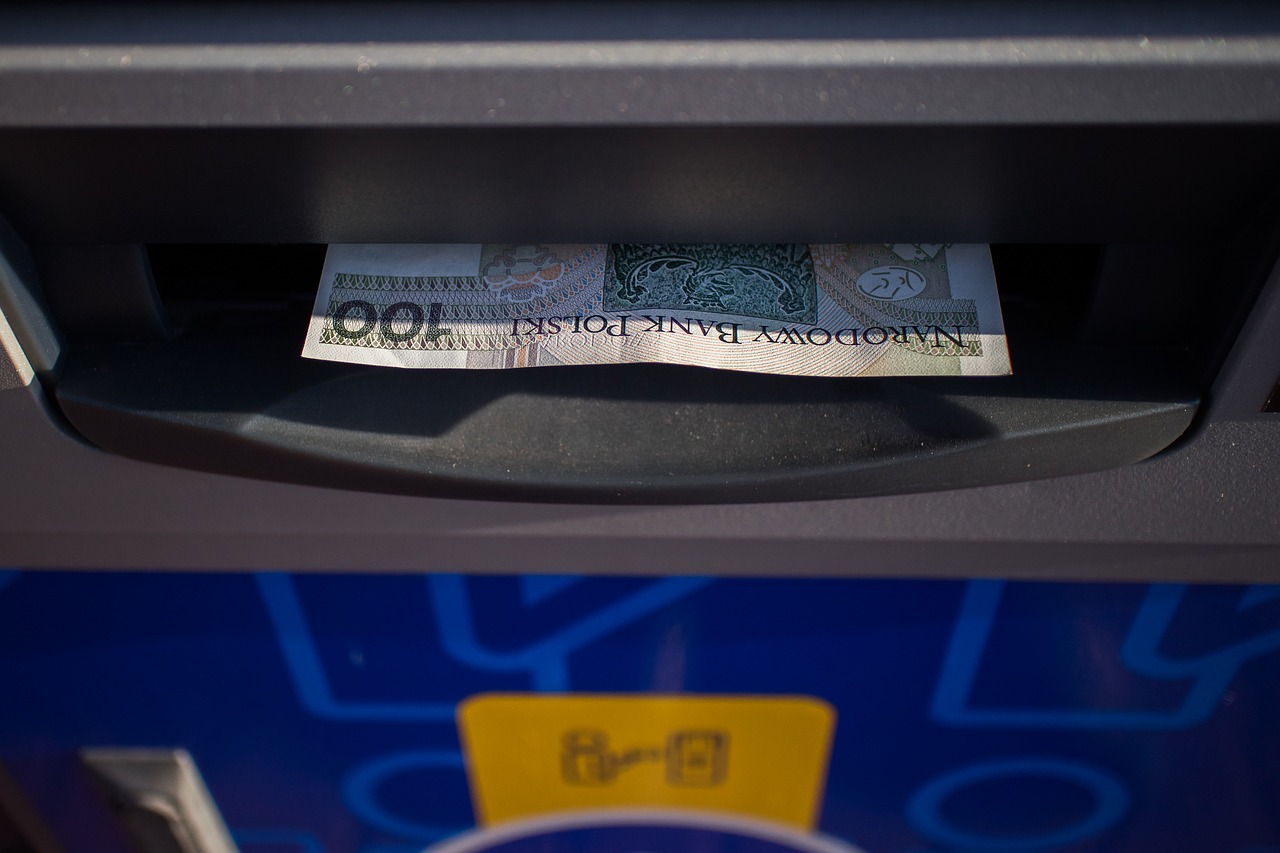 jak wypłacić pieniądze z bankomatu?